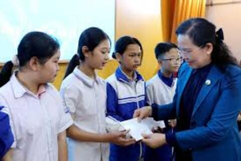 Thăm, tặng quà cho trẻ em có hoàn cảnh khó khăn tại Hưng Yên