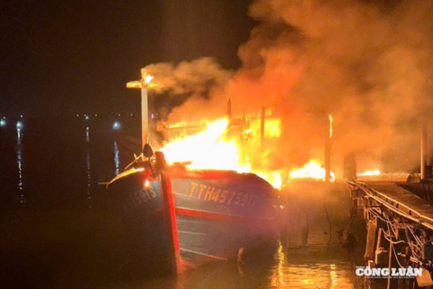 Huế: Cháy tàu cá trong đêm