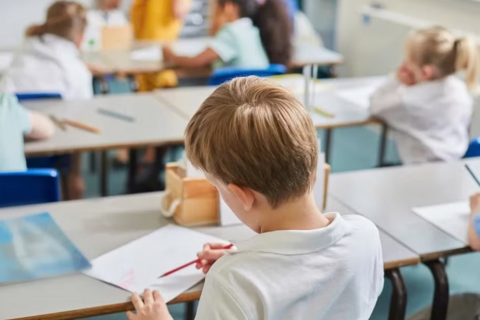 Trẻ mẫu giáo tại Anh giảm mạnh