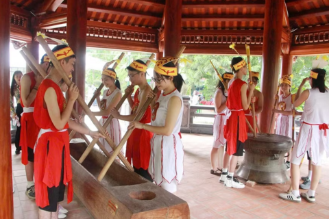 Trình diễn trống đồng, đâm đuống ‘hút’ khách tại Đền Hùng