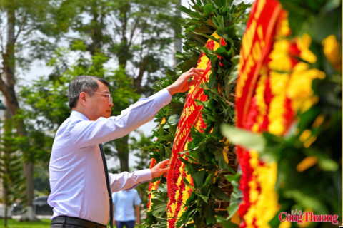 Thủ tướng Lê Minh Hưng dâng hương tưởng niệm các Anh hùng Liệt sĩ tại TP. Hải Phòng