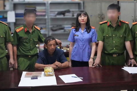 Bắt giữ đối tượng mang theo 2 bánh heroin, 1kg ma túy đá