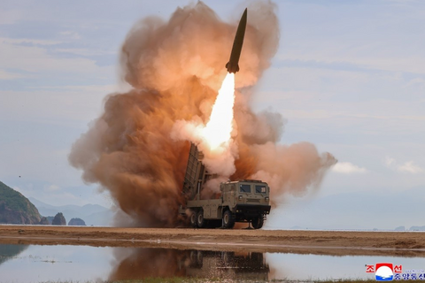 Ông Kim Jong Un trực tiếp giám sát thử nghiệm loạt vũ khí mới