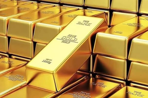 Vàng và bạc giảm giá trước áp lực tăng lãi suất