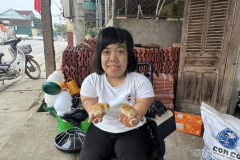 Cô gái ngồi xe lăn miệt mài trao sinh kế cho những người cùng cảnh ngộ