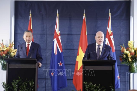 Tổng Bí thư, Chủ tịch nước Tô Lâm và Thủ tướng New Zealand gặp gỡ báo chí và chứng kiến trao các văn kiện hợp tác