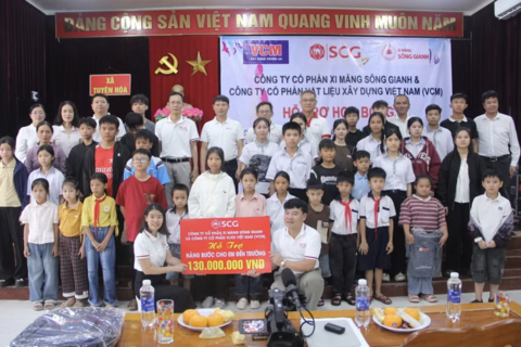 Xi măng Sông Gianh và VCM trao học bổng cho học sinh khó khăn tại Quảng Trị
