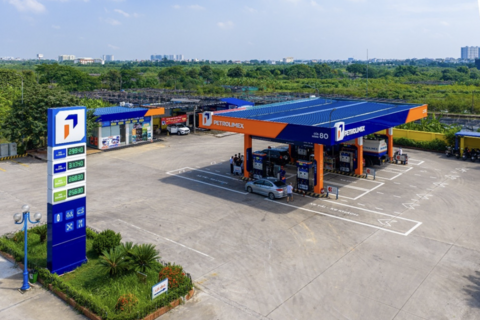 Xăng dầu giảm giá kép, 14 doanh nghiệp chủ động hạ thêm giá bán