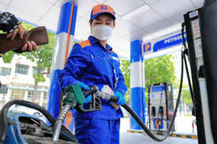 Giá xăng dầu hôm nay 18/07/2025: Giá xăng giảm nhẹ, giá dầu đảo chiều tăng