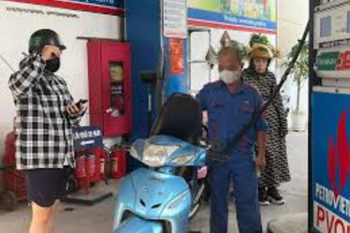 Giá xăng dầu hôm nay 08/08/2025: Giá xăng dầu tăng giảm trái chiều