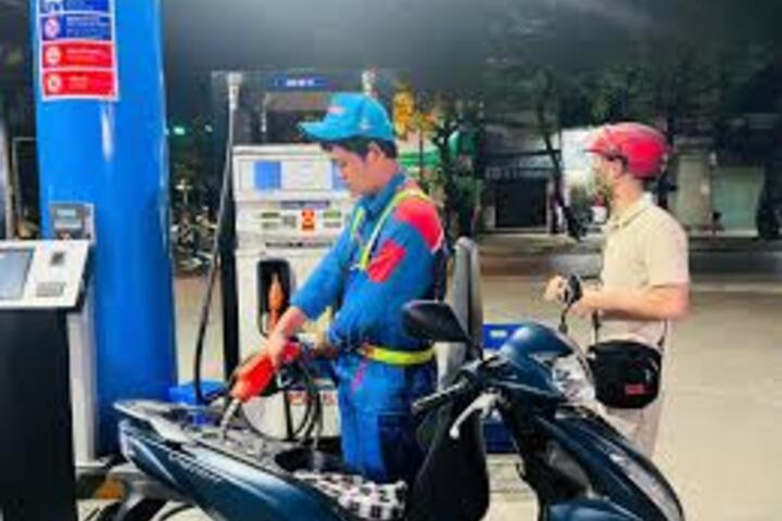 Giá xăng dầu hôm nay 4/1/2026: Giảm nhẹ phiên cuối tuần