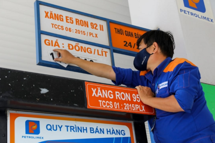 Giá xăng tiếp tục giảm, về sát mốc 18.000 đồng/lít