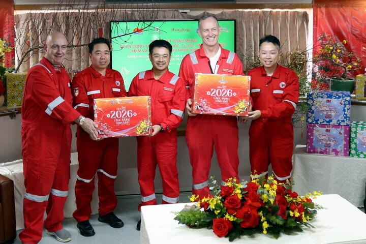 Đoàn công tác PVEP chúc Tết người lao động trên tàu FPSO ARMADA và giàn THOR