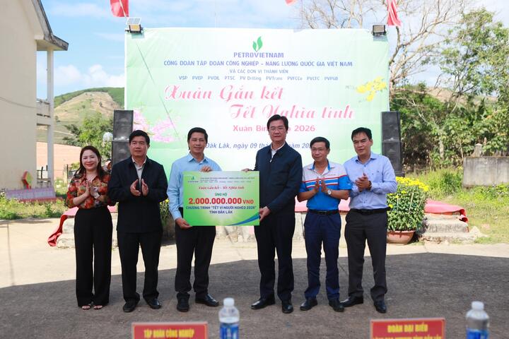 Mang nghĩa tình “Người Petrovietnam” đến với bà con vùng bão lũ tỉnh Đắk Lắk