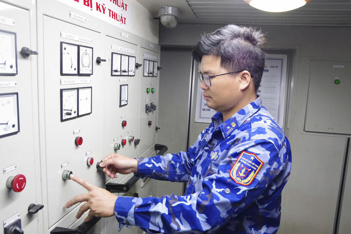 Lặng thầm giữ bình yên nơi đầu sóng