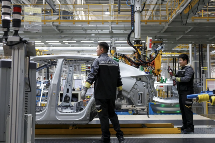 Giá dầu thế giới tăng mạnh thúc đẩy 'làn sóng' xe điện trên toàn cầu