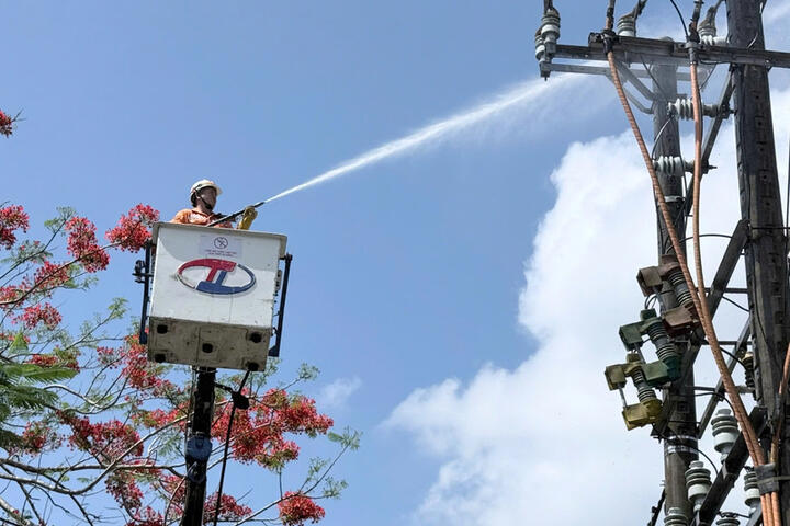 Ngành điện miền Trung 'căng mình' đảm bảo cấp điện giữa nắng nóng