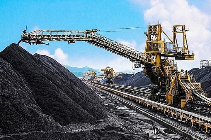 Duy trì nhịp sản xuất, bảo đảm nguồn than cho điện