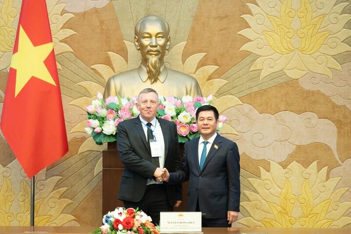 Phó Chủ tịch Quốc hội Nguyễn Hồng Diên tiếp Đoàn Hội đồng Năng lượng gió toàn cầu