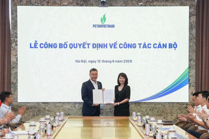 Petrovietnam công bố và trao quyết định Phó Bí thư Đảng ủy và Phó Tổng Giám đốc Tập đoàn
