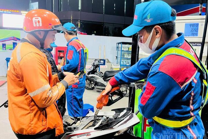 Giá xăng dầu hôm nay 17/6: Tiếp tục giảm sâu
