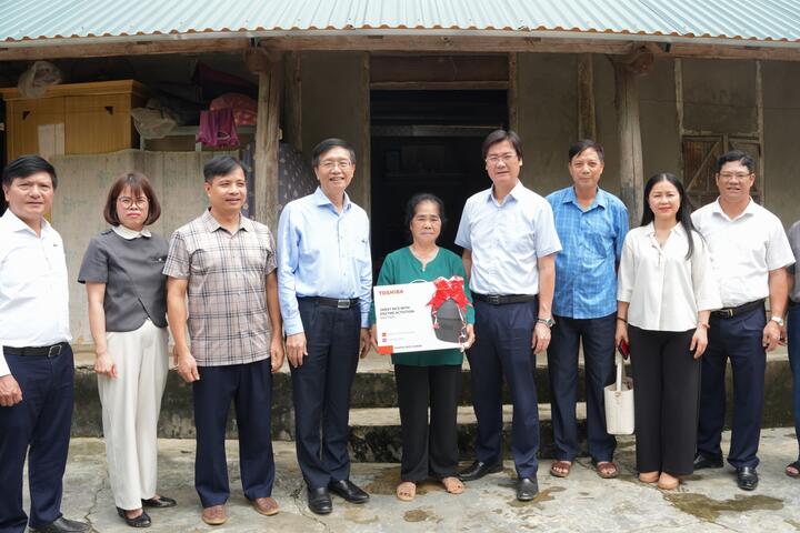 Petrovietnam thăm hỏi, động viên các hộ dân có hoàn cảnh đặc biệt tại xã Tân Long, Tuyên Quang