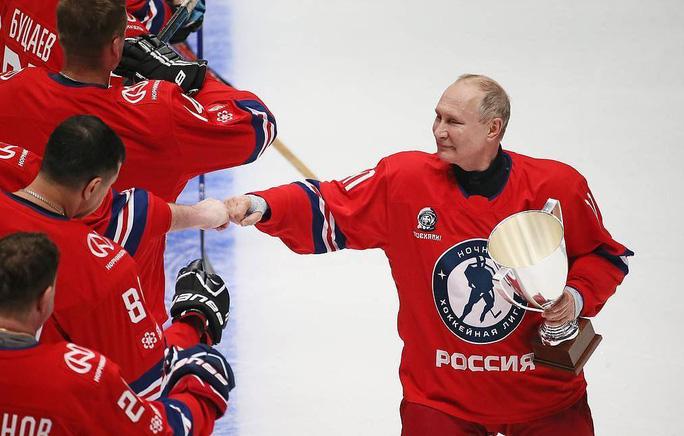 Lần đầu tái xuất trong giải khúc côn cầu ngôi sao, Tổng thống Putin gây sốt - Ảnh 3. Lần đầu tái xuất trong giải khúc côn cầu ngôi sao, Tổng thống Putin gây sốt - Ảnh 3.
