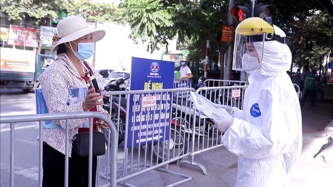 Bệnh viện K vắng vẻ trong ngày khám trở lại sau hơn 1 tháng phong toả vì Covid-19 - Ảnh 1. Bệnh viện K vắng vẻ trong ngày khám trở lại sau hơn 1 tháng phong toả vì Covid-19 - Ảnh 1.