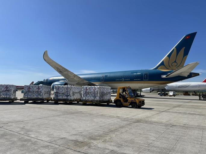 Lô 500.000 liều vắc-xin Covid-19 do Trung Quốc viện trợ về Hà Nội - Ảnh 7. Lô 500.000 liều vắc-xin Covid-19 do Trung Quốc viện trợ về Hà Nội - Ảnh 7.