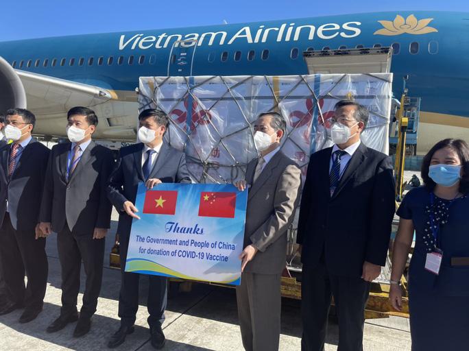 Lô 500.000 liều vắc-xin Covid-19 do Trung Quốc viện trợ về Hà Nội - Ảnh 5. Lô 500.000 liều vắc-xin Covid-19 do Trung Quốc viện trợ về Hà Nội - Ảnh 5.