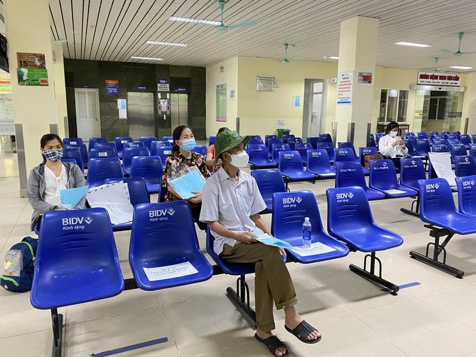 Bệnh viện K vắng vẻ trong ngày khám trở lại sau hơn 1 tháng phong toả vì Covid-19 - Ảnh 8. Bệnh viện K vắng vẻ trong ngày khám trở lại sau hơn 1 tháng phong toả vì Covid-19 - Ảnh 8.