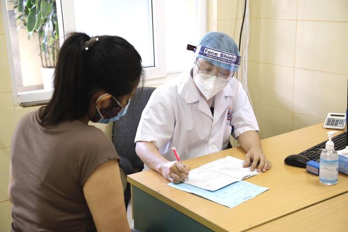 Bệnh viện K vắng vẻ trong ngày khám trở lại sau hơn 1 tháng phong toả vì Covid-19 - Ảnh 9. Bệnh viện K vắng vẻ trong ngày khám trở lại sau hơn 1 tháng phong toả vì Covid-19 - Ảnh 9.