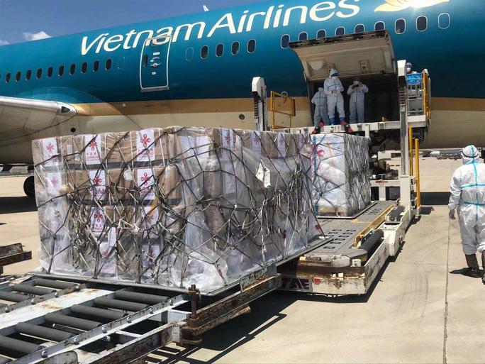 Lô 500.000 liều vắc-xin Covid-19 do Trung Quốc viện trợ về Hà Nội - Ảnh 12. Lô 500.000 liều vắc-xin Covid-19 do Trung Quốc viện trợ về Hà Nội - Ảnh 12.