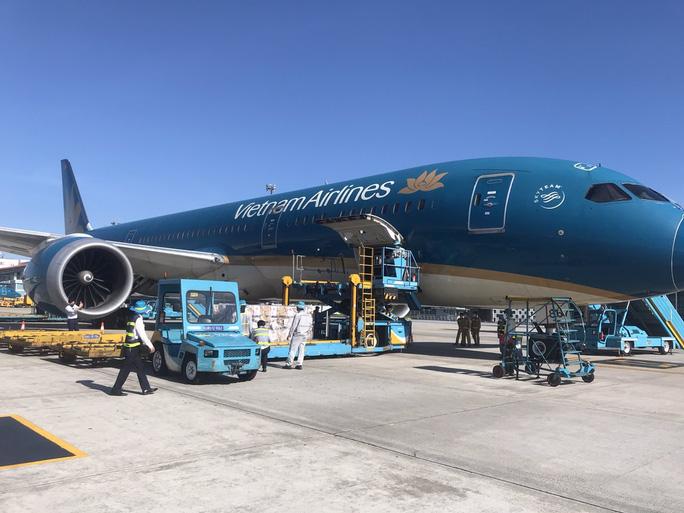 Lô 500.000 liều vắc-xin Covid-19 do Trung Quốc viện trợ về Hà Nội - Ảnh 11. Lô 500.000 liều vắc-xin Covid-19 do Trung Quốc viện trợ về Hà Nội - Ảnh 11.
