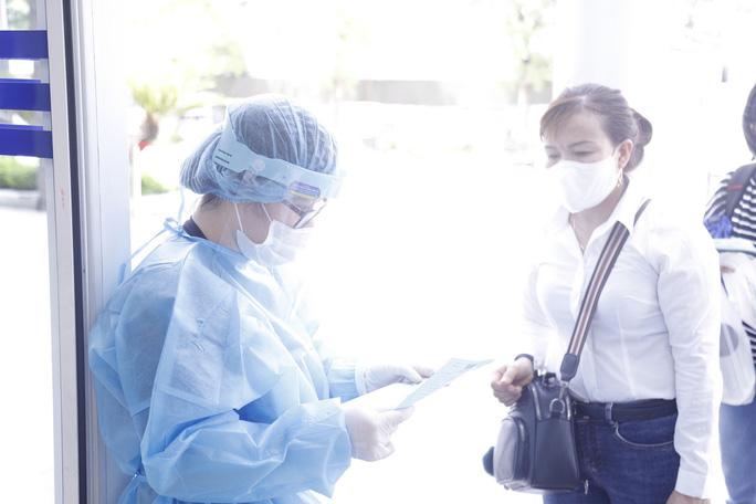 Bệnh viện K vắng vẻ trong ngày khám trở lại sau hơn 1 tháng phong toả vì Covid-19 - Ảnh 6. Bệnh viện K vắng vẻ trong ngày khám trở lại sau hơn 1 tháng phong toả vì Covid-19 - Ảnh 6.