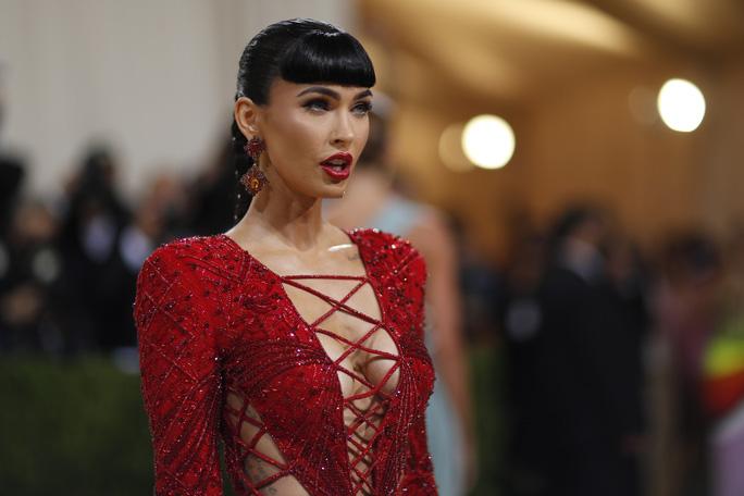 Megan Fox, Jennifer Lopez đọ độ gợi cảm tại Met Gala 2021 - Ảnh 3. Megan Fox, Jennifer Lopez đọ độ gợi cảm tại Met Gala 2021 - Ảnh 3.
