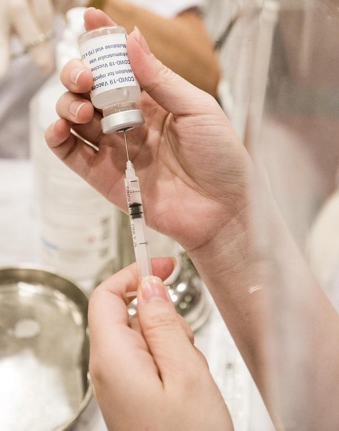 Hà Nội nhận thêm gần nửa triệu liều vắc-xin Vero Cell - Ảnh 1. Hà Nội nhận thêm gần nửa triệu liều vắc-xin Vero Cell - Ảnh 1.