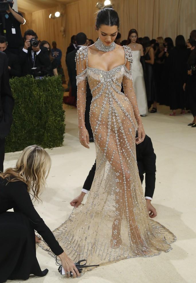 Megan Fox, Jennifer Lopez đọ độ gợi cảm tại Met Gala 2021 - Ảnh 9. Megan Fox, Jennifer Lopez đọ độ gợi cảm tại Met Gala 2021 - Ảnh 9.