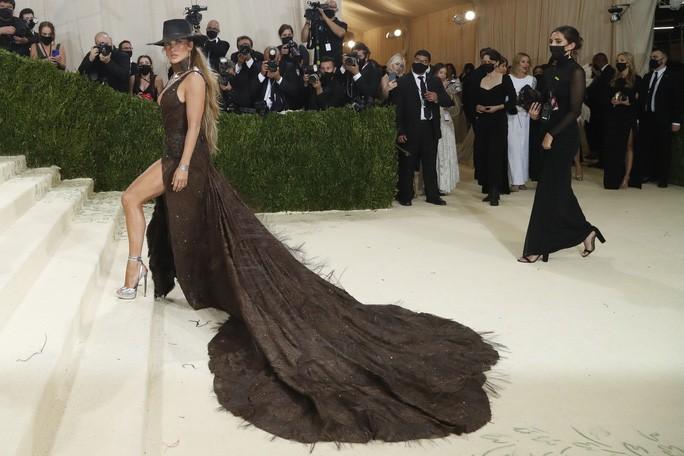 Megan Fox, Jennifer Lopez đọ độ gợi cảm tại Met Gala 2021 - Ảnh 6. Megan Fox, Jennifer Lopez đọ độ gợi cảm tại Met Gala 2021 - Ảnh 6.