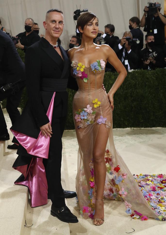 Megan Fox, Jennifer Lopez đọ độ gợi cảm tại Met Gala 2021 - Ảnh 12. Megan Fox, Jennifer Lopez đọ độ gợi cảm tại Met Gala 2021 - Ảnh 12.