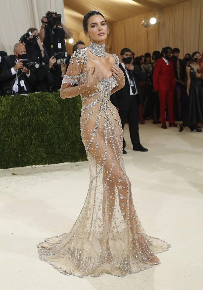 Megan Fox, Jennifer Lopez đọ độ gợi cảm tại Met Gala 2021 - Ảnh 10. Megan Fox, Jennifer Lopez đọ độ gợi cảm tại Met Gala 2021 - Ảnh 10.