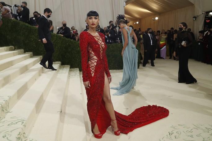 Megan Fox, Jennifer Lopez đọ độ gợi cảm tại Met Gala 2021 - Ảnh 1. Megan Fox, Jennifer Lopez đọ độ gợi cảm tại Met Gala 2021 - Ảnh 1.