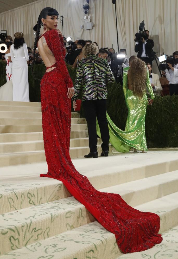 Megan Fox, Jennifer Lopez đọ độ gợi cảm tại Met Gala 2021 - Ảnh 2. Megan Fox, Jennifer Lopez đọ độ gợi cảm tại Met Gala 2021 - Ảnh 2.