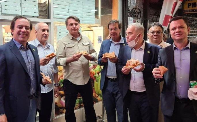 Tổng thống Brazil phải ăn pizza trên vỉa hè vì chưa tiêm vắc-xin - Ảnh 1. Tổng thống Brazil phải ăn pizza trên vỉa hè vì chưa tiêm vắc-xin - Ảnh 1.