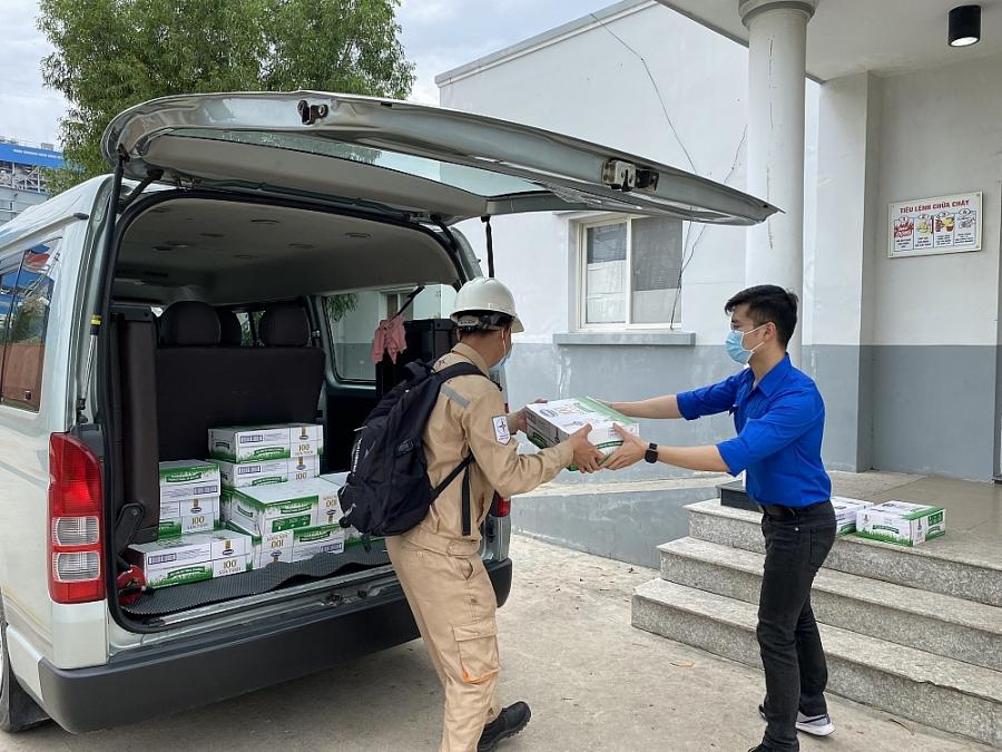 Đoàn thanh niên Nhà máy Nhiệt điện Vĩnh Tân 4 ủng hộ 100 thùng sữa tươi cho người dân chịu ảnh hưởng dịch Covid-19