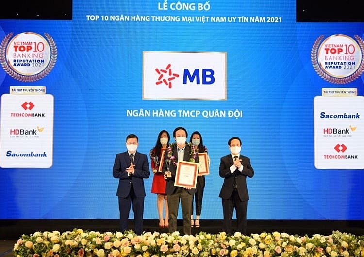 Phó tổng giám đốc MB Lê Quốc Minh đại diện nhận giải thưởng