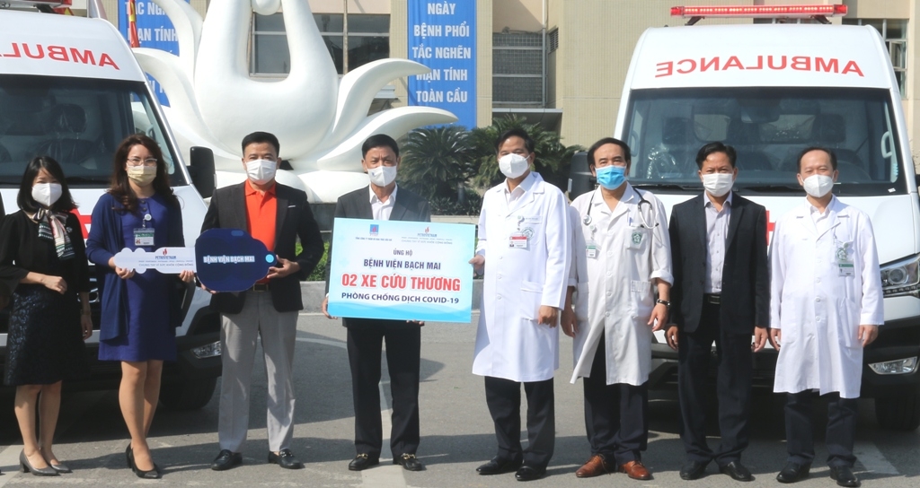 Petrovietnam trao tặng 2 xe cứu thương cho Bệnh viện Bạch Mai