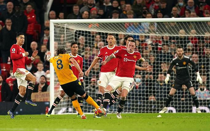 Man United thua sốc Wolverhampton tại nhà hát Old Trafford - Ảnh 1.