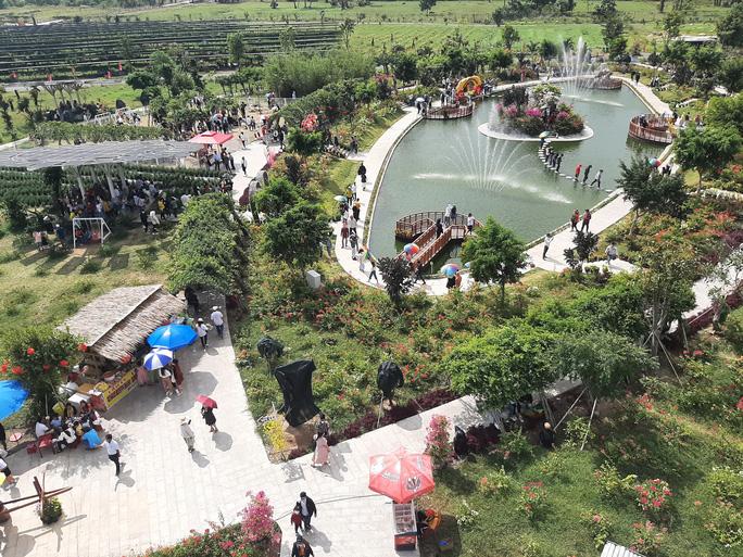 Khách du lịch nườm nượp đổ về An Giang - Ảnh 8.