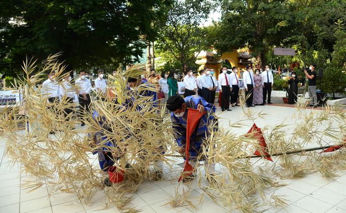 Bí thư Thành ủy Nguyễn Văn Nên khai bút đầu năm tại Lăng Ông - Bà Chiểu - Ảnh 3.